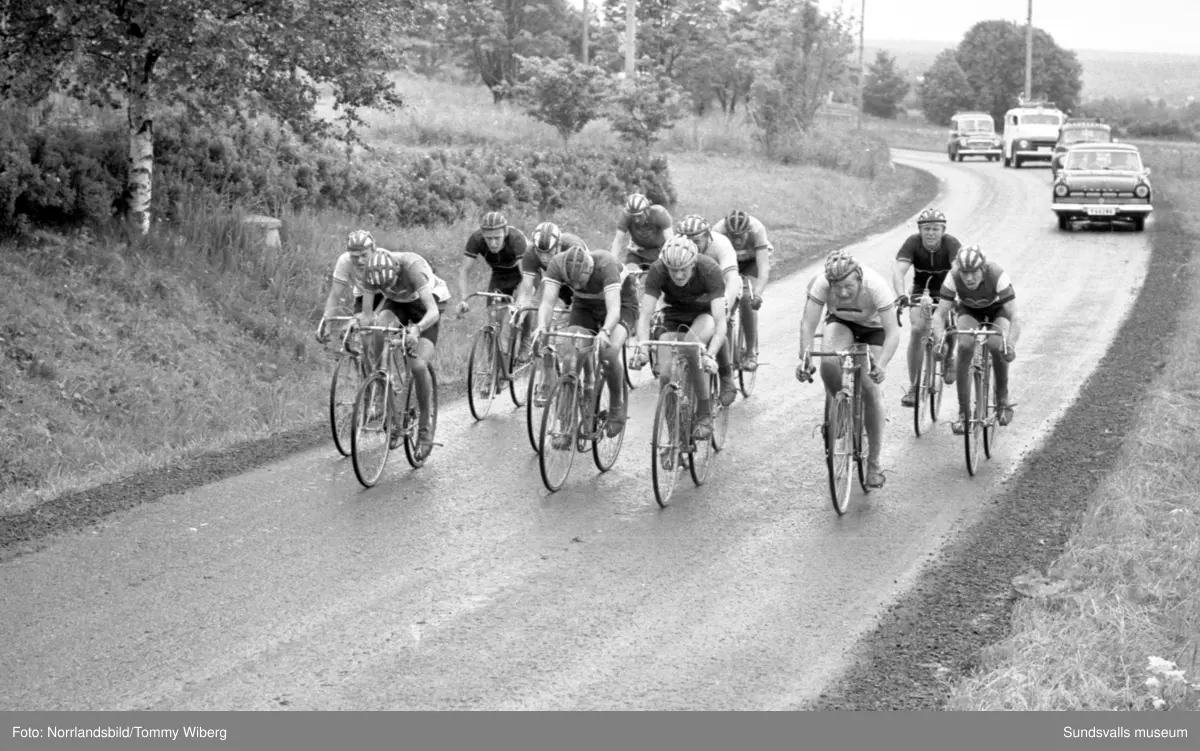 Norrlandsmästerskapen på cykel 1961 med start och mål i centrala Söråker. Publiken hyllar segraren Kjell Svensson, 22 år.