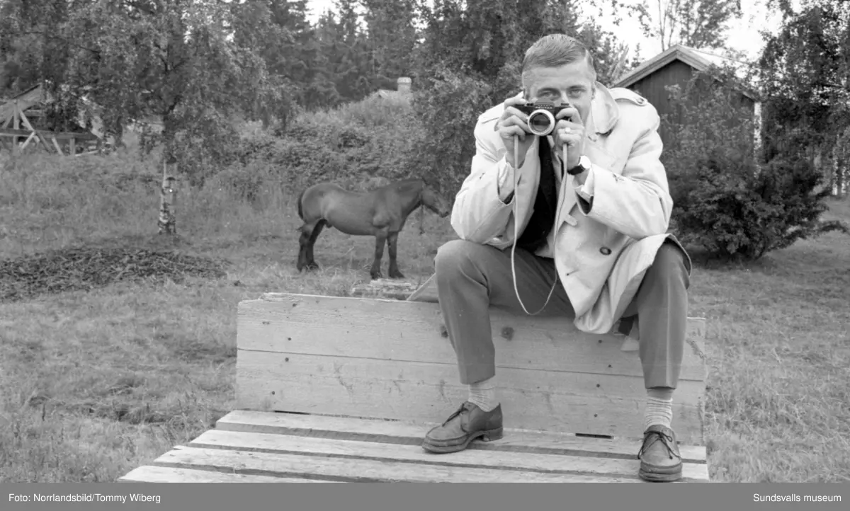 Norrlandsmästerskapen på cykel 1961 med start och mål i centrala Söråker. Publiken hyllar segraren Kjell Svensson, 22 år.