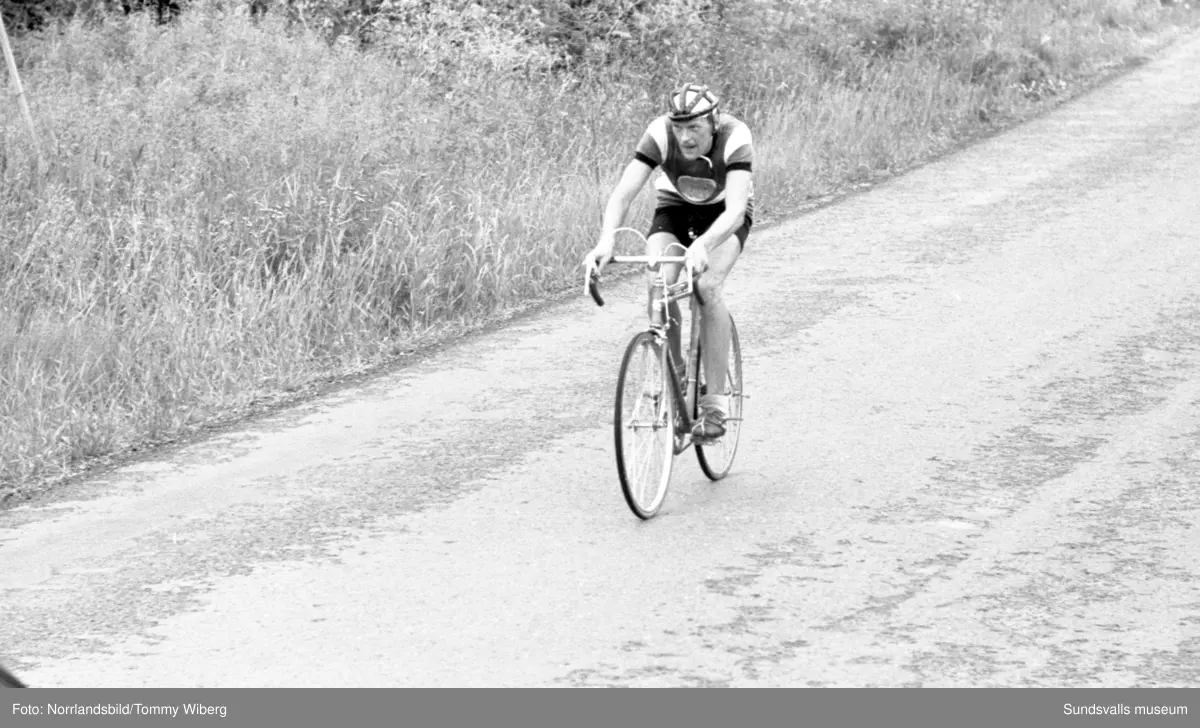 Norrlandsmästerskapen på cykel 1961 med start och mål i centrala Söråker. Publiken hyllar segraren Kjell Svensson, 22 år.
