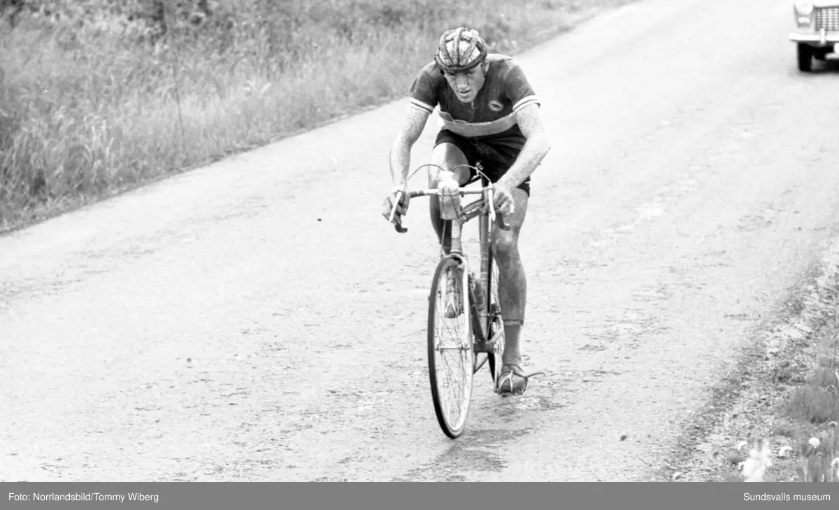 Norrlandsmästerskapen på cykel 1961 med start och mål i centrala Söråker. Publiken hyllar segraren Kjell Svensson, 22 år.