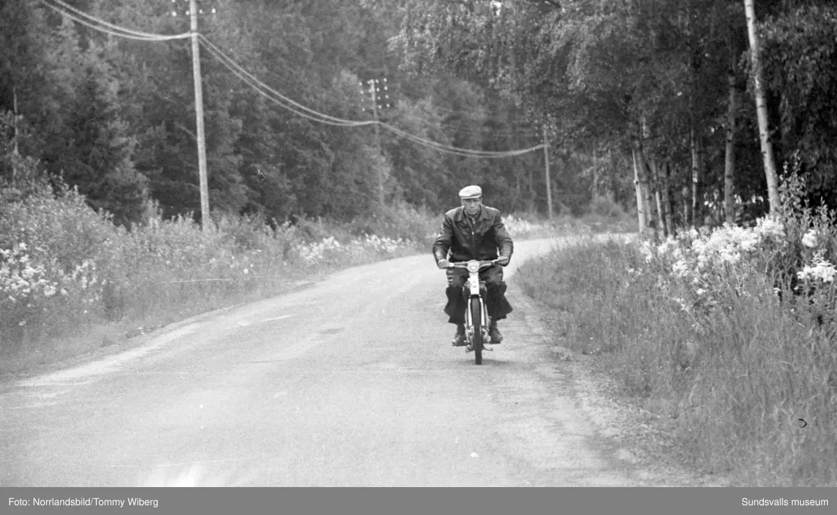 Norrlandsmästerskapen på cykel 1961 med start och mål i centrala Söråker. Publiken hyllar segraren Kjell Svensson, 22 år.