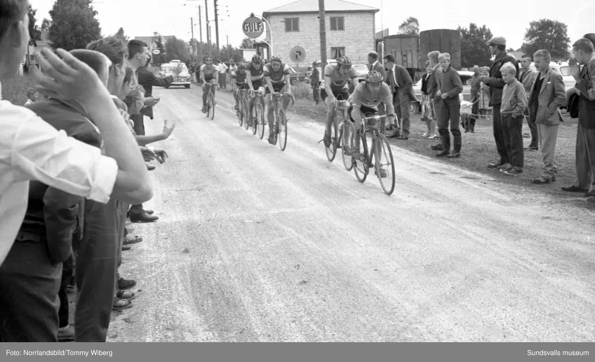 Norrlandsmästerskapen på cykel 1961 med start och mål i centrala Söråker. Publiken hyllar segraren Kjell Svensson, 22 år.