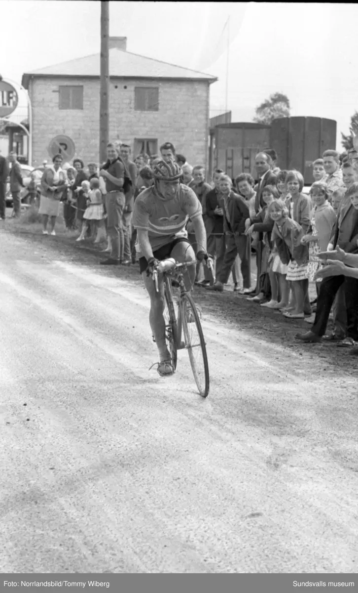 Norrlandsmästerskapen på cykel 1961 med start och mål i centrala Söråker. Publiken hyllar segraren Kjell Svensson, 22 år.