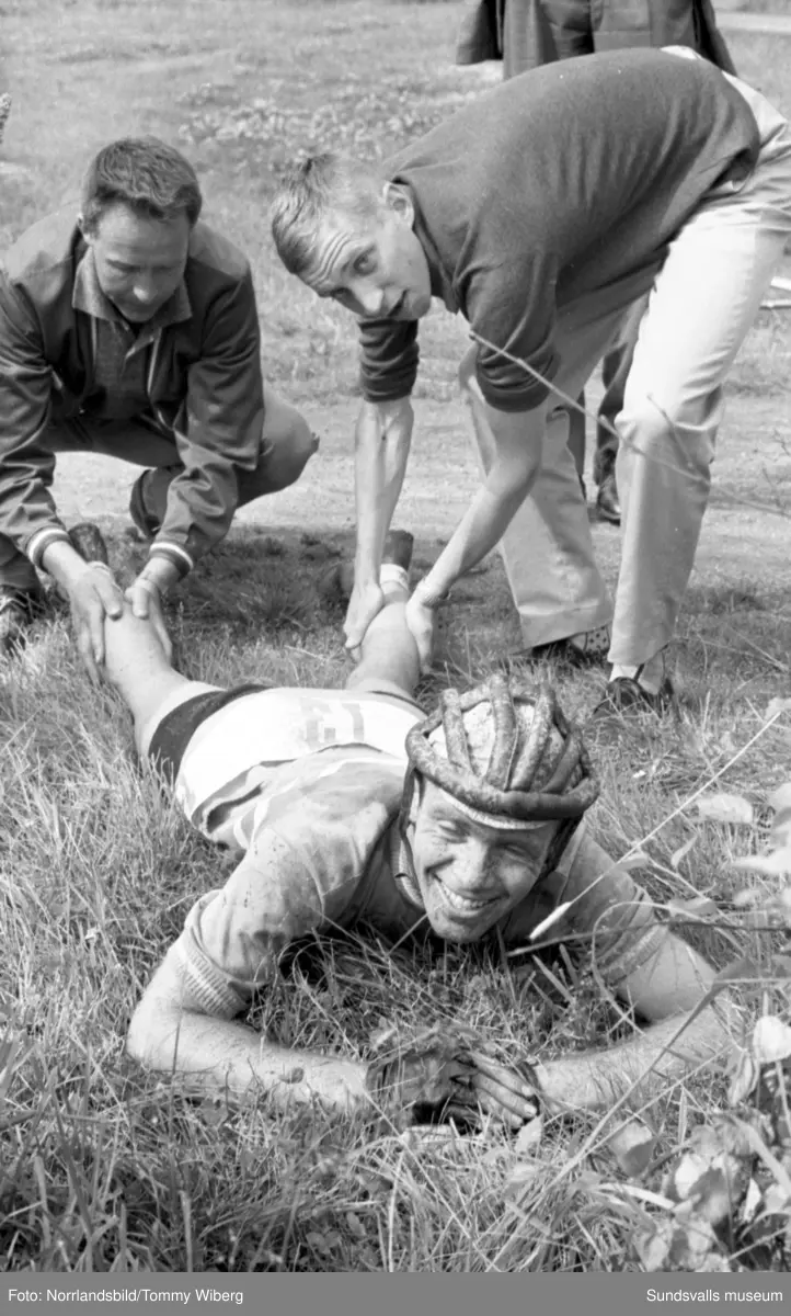 Norrlandsmästerskapen på cykel 1961 med start och mål i centrala Söråker. Publiken hyllar segraren Kjell Svensson, 22 år.