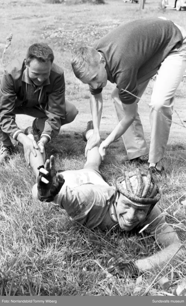 Norrlandsmästerskapen på cykel 1961 med start och mål i centrala Söråker. Publiken hyllar segraren Kjell Svensson, 22 år.