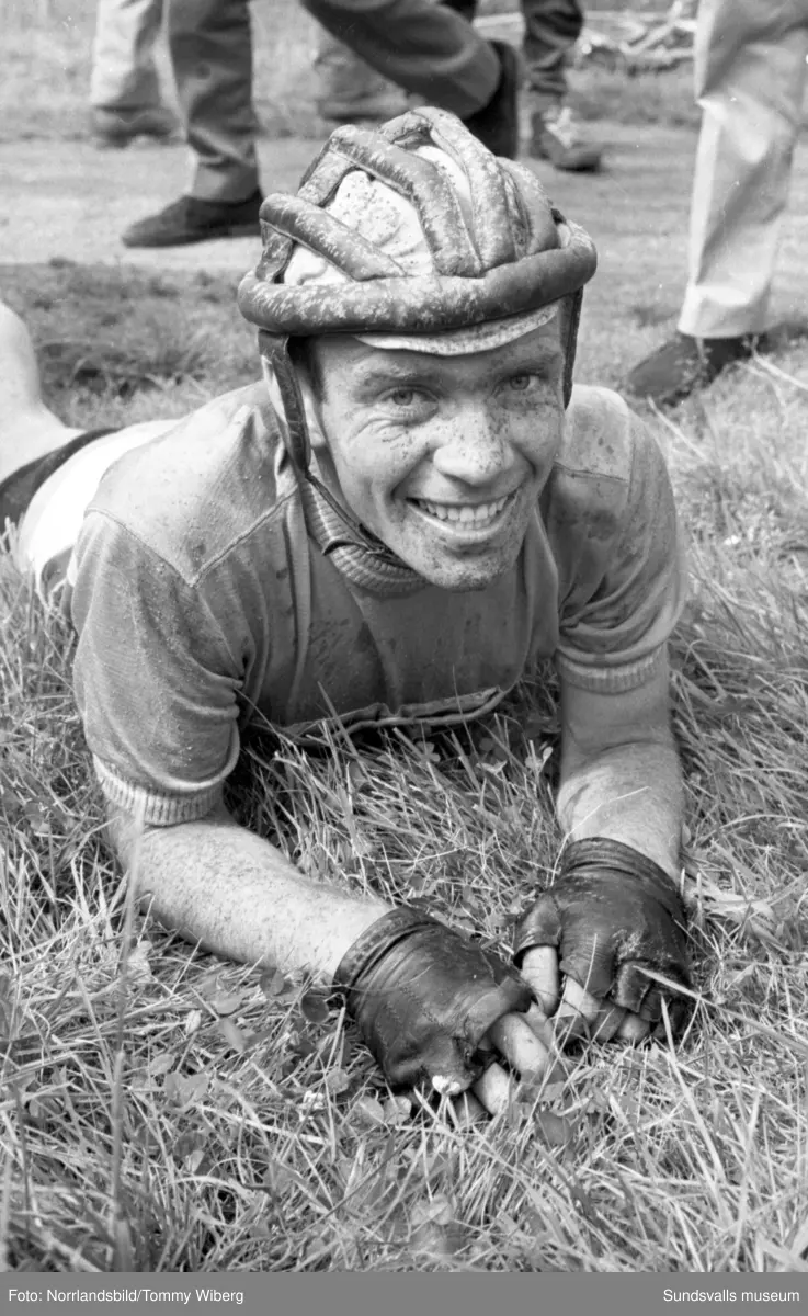 Norrlandsmästerskapen på cykel 1961 med start och mål i centrala Söråker. Publiken hyllar segraren Kjell Svensson, 22 år.