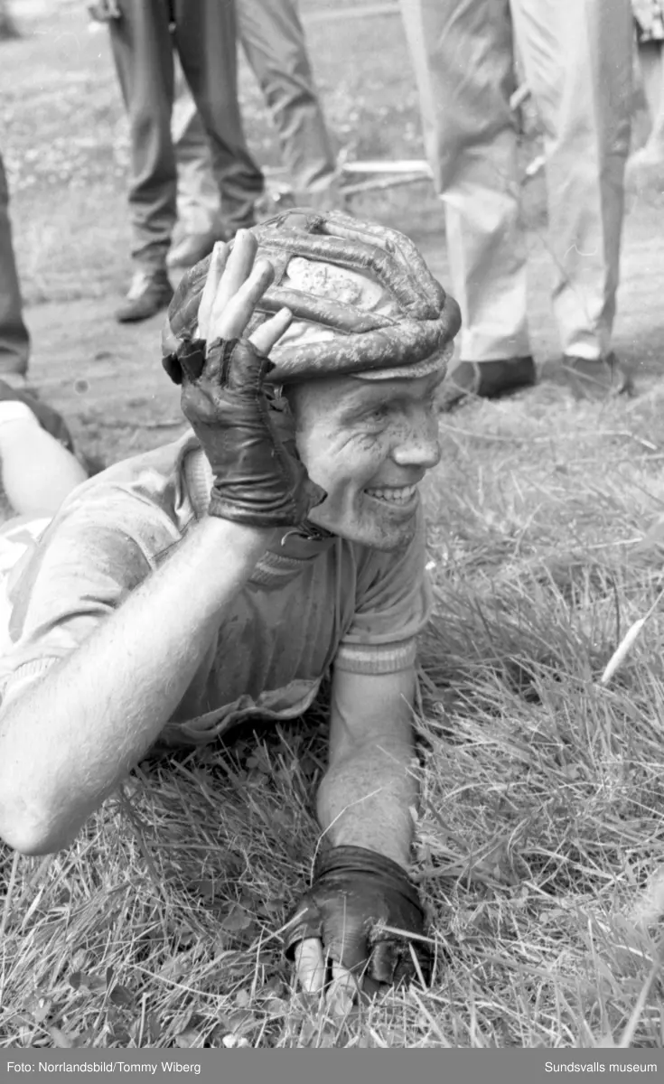 Norrlandsmästerskapen på cykel 1961 med start och mål i centrala Söråker. Publiken hyllar segraren Kjell Svensson, 22 år.
