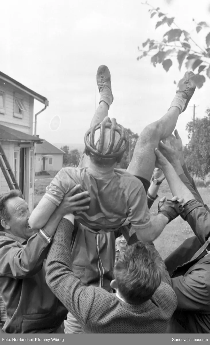 Norrlandsmästerskapen på cykel 1961 med start och mål i centrala Söråker. Publiken hyllar segraren Kjell Svensson, 22 år.