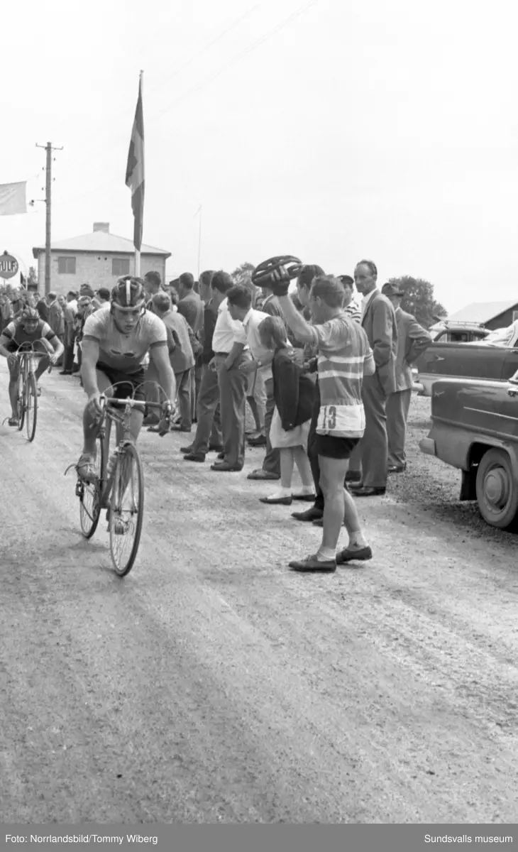Norrlandsmästerskapen på cykel 1961 med start och mål i centrala Söråker. Publiken hyllar segraren Kjell Svensson, 22 år.