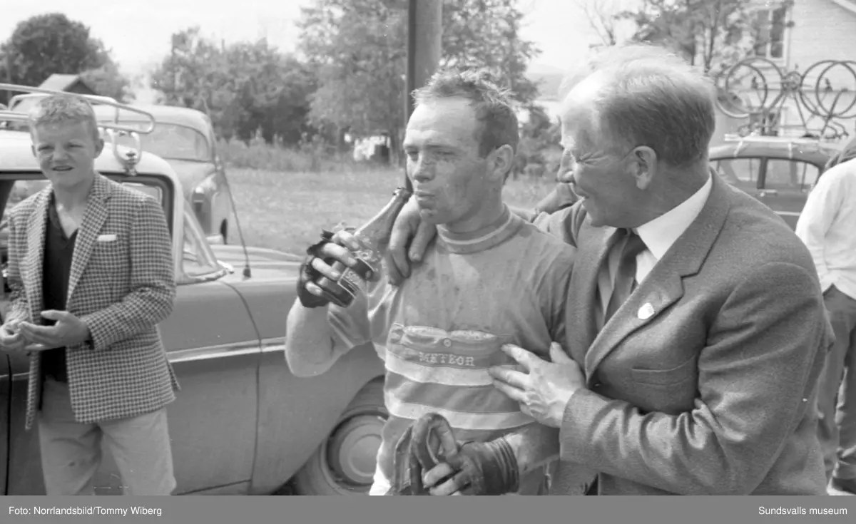 Norrlandsmästerskapen på cykel 1961 med start och mål i centrala Söråker. Publiken hyllar segraren Kjell Svensson, 22 år.
