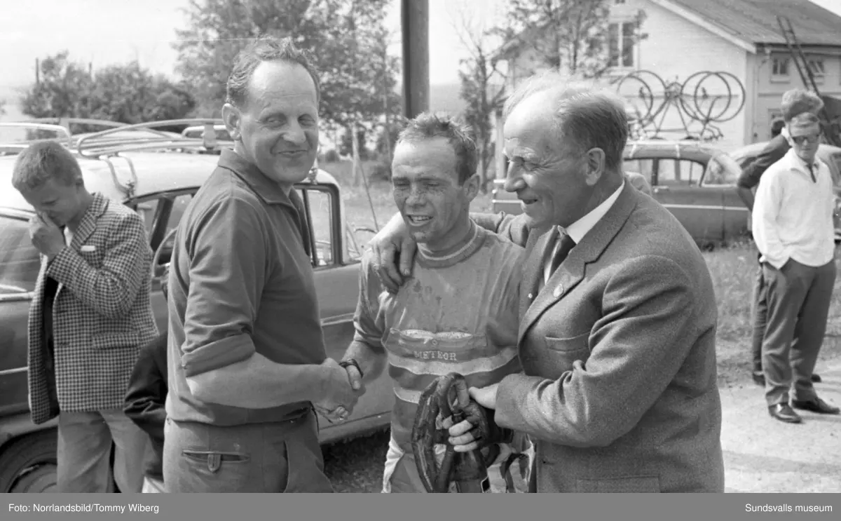 Norrlandsmästerskapen på cykel 1961 med start och mål i centrala Söråker. Publiken hyllar segraren Kjell Svensson, 22 år.