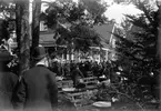 Många människor har samlats vid Café Stugan i Jönköpings stadspark för att dricka kaffe.