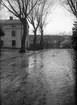 Oxtorgsgatan i Jönköping mot dåvarande Tändsticksfabrikens område. 
Längst bort i bild vid staketet uppfördes 1939 Idrottshuset, numera ombyggt.