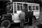 Två män, till vänster Ernst Johansson, står framför bussen som går mellan Klaffbron och Mariebo i Jönköping. Bussen är av fabrikat Chevrolet från år 1925-26.