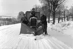 Snösvängen  och arbetare på den gamla Nässjövägen utanför Jönköping. Från vänster 1. Kurt Vinberg, 2. Sven Andersson.