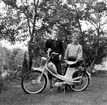 Stig Andersson och Nils Olof Andersson med en moped, omkring år 1955 i Edeskvarna, Huskvarna.