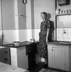 Emmy Johansson (1897-1975) i lägenheten på Pilgatan12 i Jönköping, där hon bodde tillsammans med brodern Oskar.