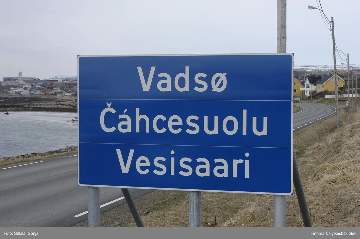 Trespråklig skilt (Vadsø Càhcesuolu, Vesisaari) i Vadsø -Finnmark ...