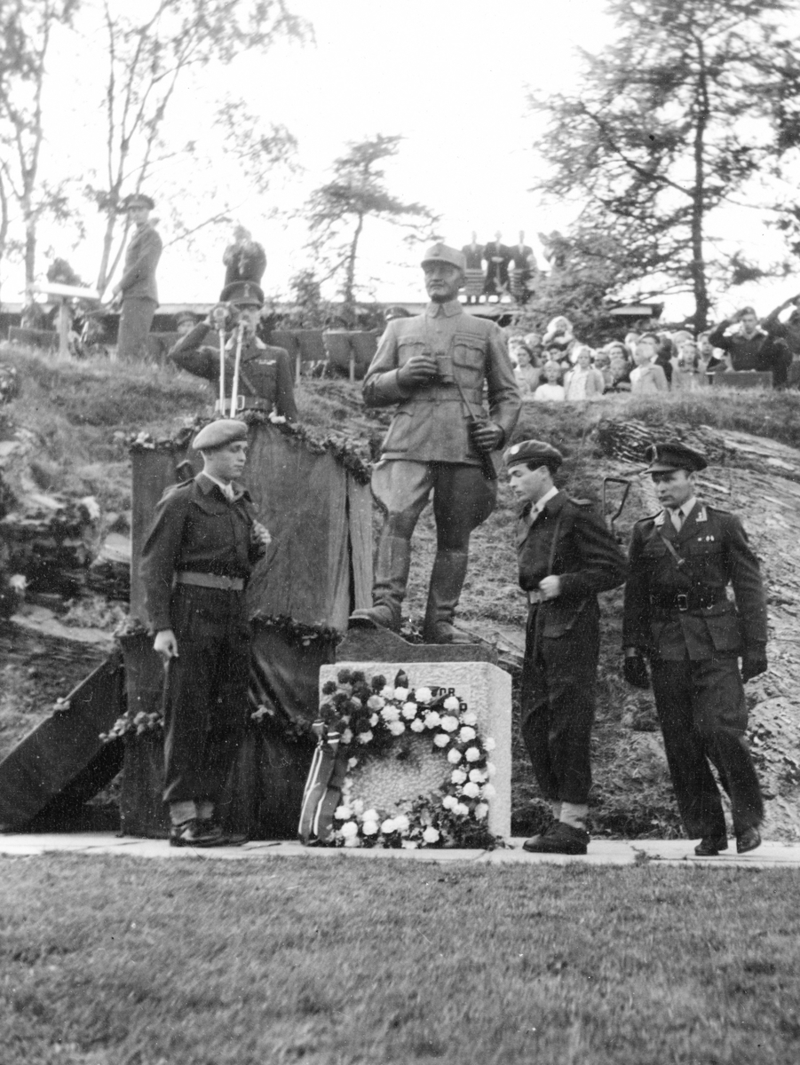 Kong Haakon VII på talerstolen ved avdukingen av general Fleischers statue i generalhagen den 20. juli 1950.