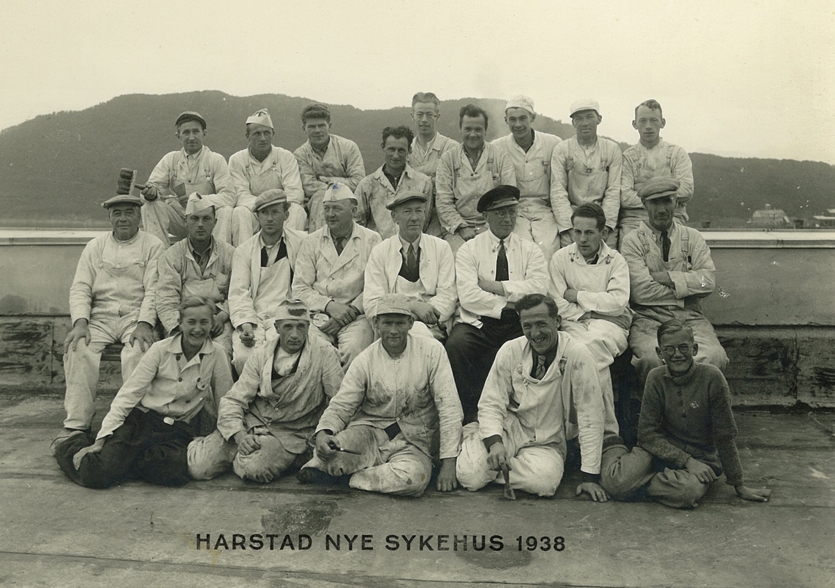 Gruppebilde av malerne som arbeidet på byggingen av Harstad sykehus i 1938. Bildet er trolig tatt på sykehustaket.