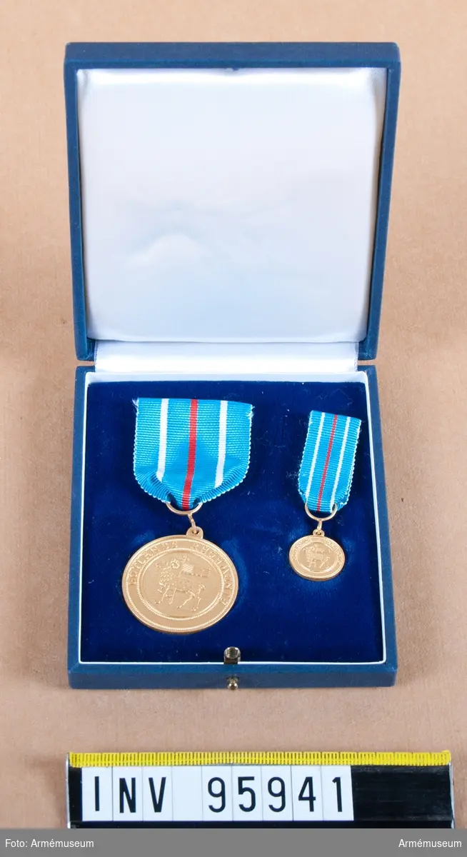 Gotlands regementes (P 18) hedersmedalj i guld, 8:e storleken.

Band: blått med en smal vit rand på vardera sidan och en smal röd rand på mitten.


Medalj och miniatyrmedalj i blå ask klädd med blå sammet och vit siden.