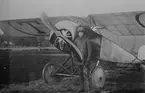 Porträtt. Flygare framför flygplan Thulin D i Ljungbyhed omkring 1915.  Nils Norrman, flyglärare vid Enoch Thulins flygskola.
