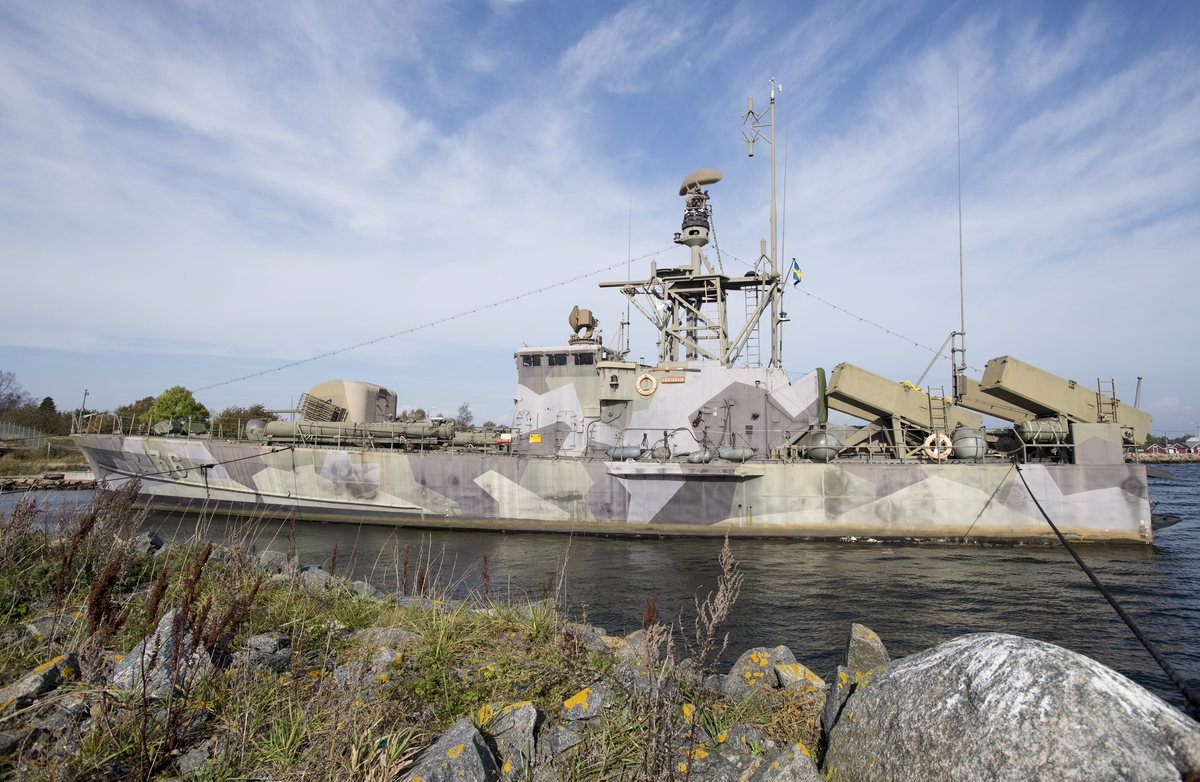 Musei robotbåten VÄSTERVIK har bogserats ifrån Marinmuseum i Karlskrona till Hasslö båtvarv för renovering/ommålning.