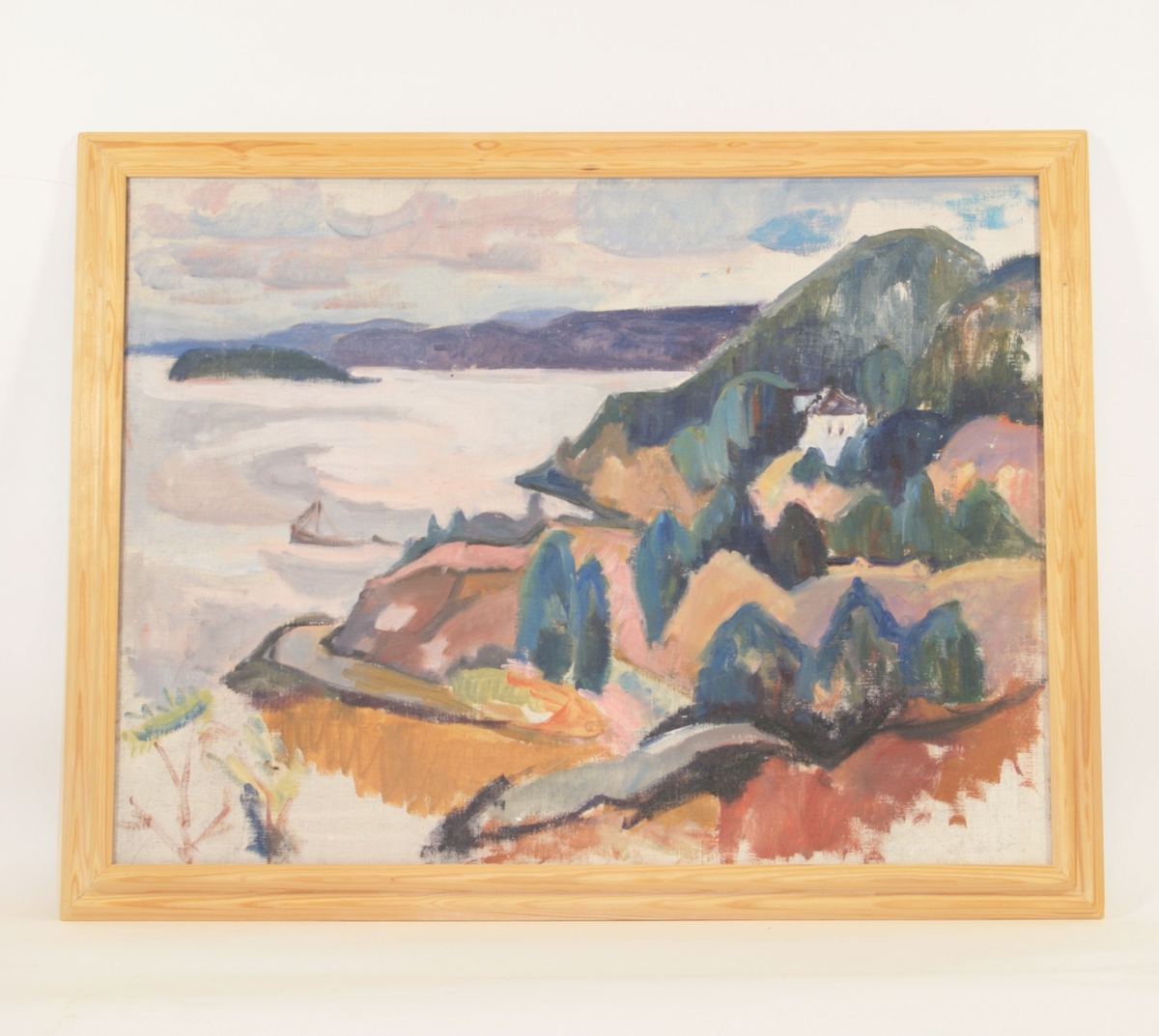 Maleri malt på både forside OG bakside!

Motiv 1 (front): Landskapsmotiv. Utsikt over åsside, ned mot innsjø/vann. Åssiden går fra høyre i bildet og fyller nesten hele bildets høyde. Flere åstopper går ned mot et vann/innsjø, og man kan se omrisset av trær og et hvitt hus. En vei går nederst ved vannet, og rett utenfor denne ligger en båt på vannet. I bakgrunnen ser man en øy, og flere åser/berg i horisonten. 

Motiv 2(bakside): Motivet viser en kvinne i tre-fjedels profil mot høyre. Hun har mørkt hår, kledt i cardigan og har armene i kors over brystet. Ansiktet er blålig med markert skyggelegging i mørk grønt. Bak henne, med ansiktet lent mot høyre side av kvinnens hode er en mann som sees såvidt med deler av ansiktet og overkroppen. Ansiktet hans deler kvinnens blålige farge og grønnaktige skyggelegging. Kroppen hans er også en del nyanser av grønn.