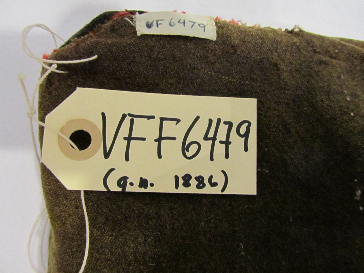Blomar, fuglar, sirklar (solhjul), sirkulært midtfelt med årstalet 1845 og initala I G J D (truleg), akantusranke langs kanten.