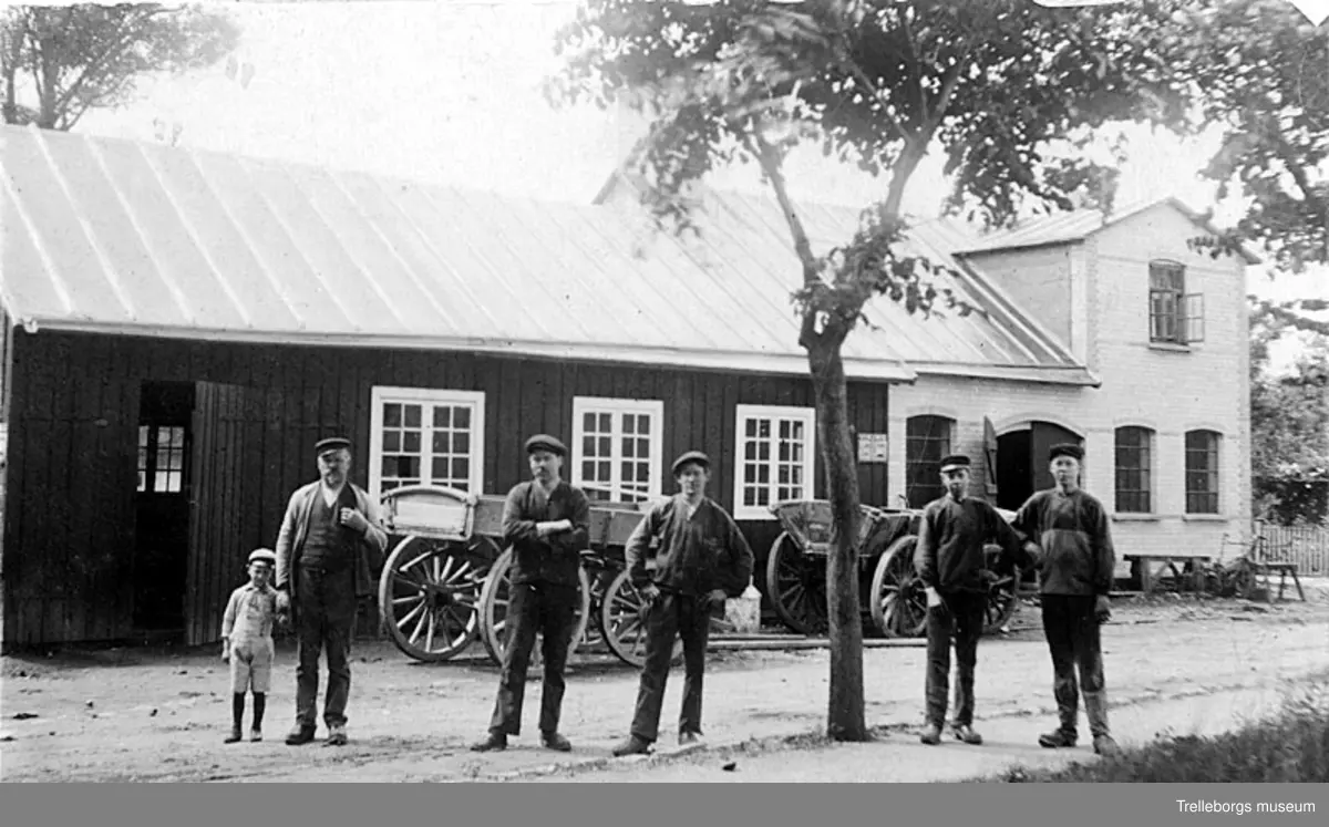 Smidesarbete. Hököpinge bysmedja 1919, Oxie Härad. Smedmästare Molin och hans medarbetare framför smedjan.