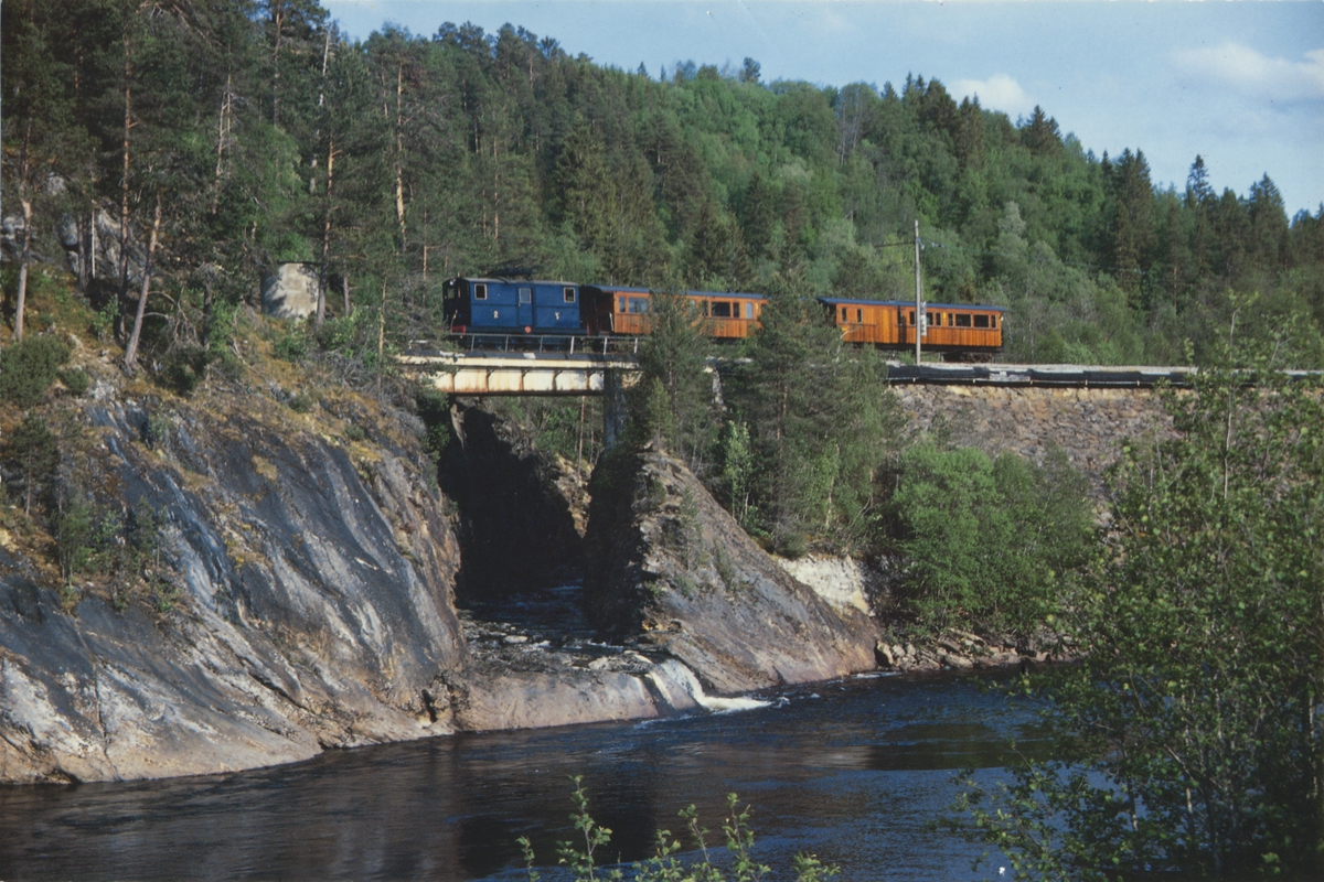 Passasjertog på brua over Svorka.