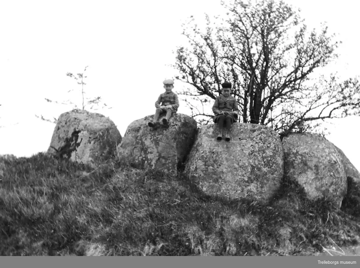 Foto Per L Nilsson  Gånggrift på Bodarp nummer 2, med hans söner Knut och Sven.