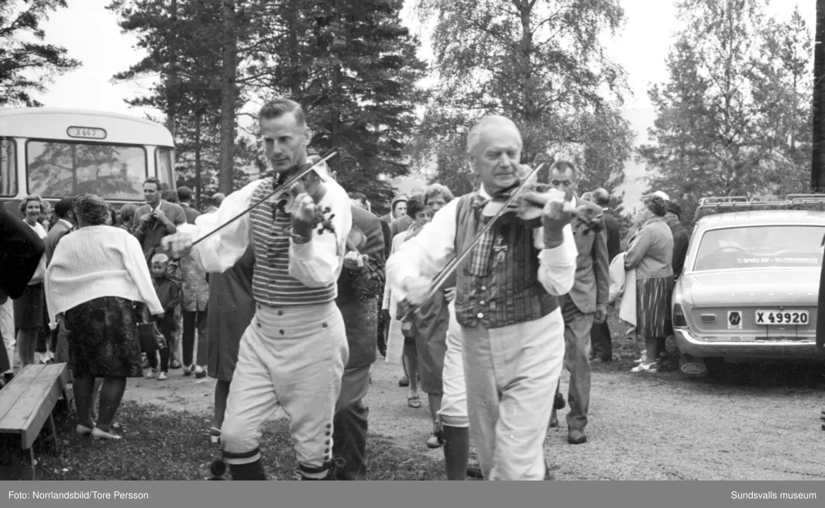 Midsommarfirande på Huberget i Stöde, med spelmän och dans kring midsommarstången.