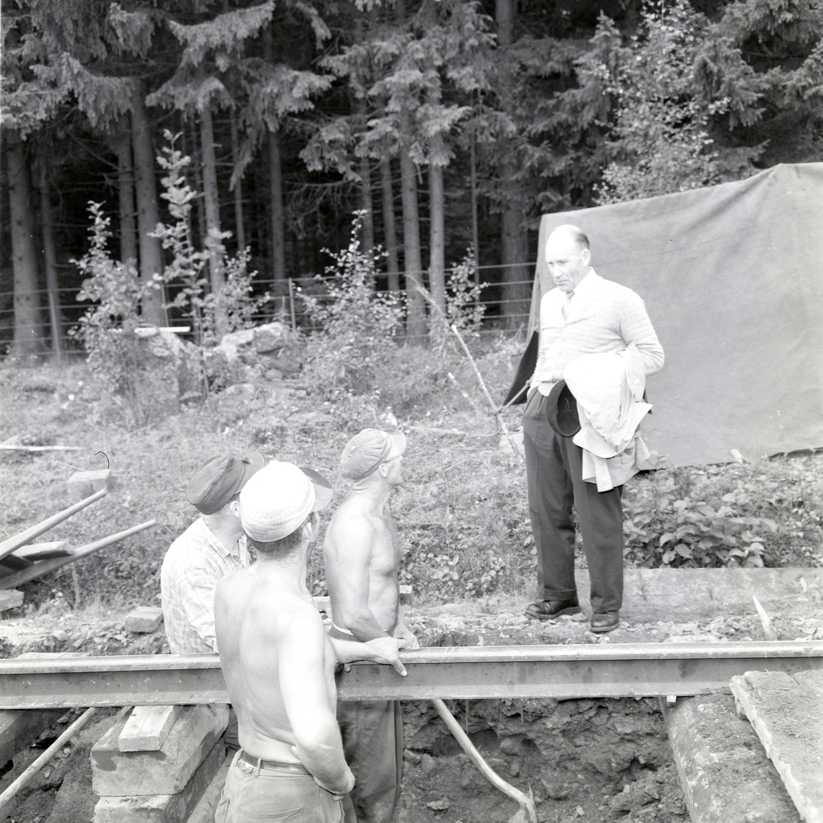 Tangen, NSB, utskifting av jernbaneskinner, den gamle skinnegangen som ble lagt en gang på 1920 tallet med 12 meters lange skinner, ble nå skiftet ut med nye skinner på 15 til 45 meters lengder. For å unngå telehiv ble gammel vannholdig jordmasse skiftet ut med spesialpressede torvballer og gamle sviller og slagg som skal isolere de underliggende jordmassene, oppå dette blir det lagt, sand, grus og pukk og nye sviller.  
Utskiftingen av jordmassene og legging av nye jernbaneskinner startet våren 1958 nord for Espa stasjon og i midten av oktober regnet de med å nå Stange stasjon. Arbeidere med spader graver ut gammel jordmasse,