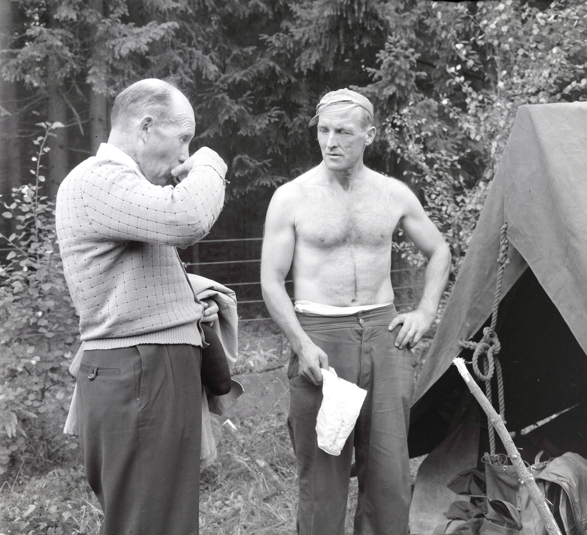 Tangen, NSB, utskifting av jernbaneskinner, den gamle skinnegangen som ble lagt en gang på 1920 tallet med 12 meters lange skinner, ble nå skiftet ut med nye skinner på 15 til 45 meters lengder. For å unngå telehiv ble gammel vannholdig jordmasse skiftet ut med spesialpressede torvballer og gamle sviller og slagg som skal isolere de underliggende jordmassene, oppå dette blir det lagt, sand, grus og pukk og nye sviller.  
Utskiftingen av jordmassene og legging av nye jernbaneskinner startet våren 1958 nord for Espa stasjon og i midten av oktober regnet de med å nå Stange stasjon, matpause ved en gapahuk med ukjente jernbanearbeidere, til venstre: antatt distriktsjef Lorentz H. Aas,