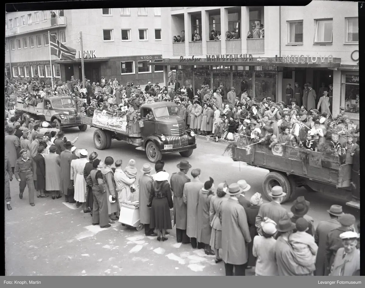 17. mai på Steinkjer. Lastebiler i toget. Dette er fra ''Barnas dag".