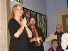 Konstnär Birgitte Söndergaard vid invigningstalen under vernissagen av utställningen av Från Lilla Paris till Louvren på Vänersborgs museum 2009-04-25. 

Detta var Birgittes första utställning på sin födelseort.