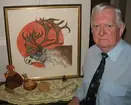 Olof Uddgren fotograferad med sin samling av sameslöjd.  Vänersborg

Olof Uddgren deltog i utställningen Samlarglädje på Vänersborgs museum 2009.