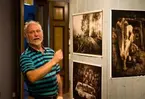 Peter Gerdehag pratar på urpremiären av sin fotoutställning Kokvinnorna på Vänersborgs museum den 23/5 2012.