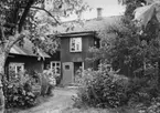 Holm. Trähus och innergård.
