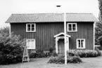 Trähus med veranda. Del av trädgård. Bostadshus/sommarstuga.  Örsered  Kölaby