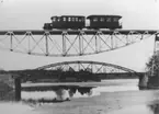 [Lelångenbanan]. [Järnvägsbron och gamla landsvägsbron där Lelångenbanan korsade sundet mellan Ellenösjön och Östersjön.]