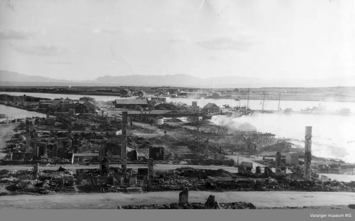 Oversiktsbilde over Vadsø sentrum etter storbombingen, høsten 1944.