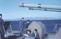 Besättningsmän på kryssaren Gotlands däck.