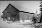 Ladugård uppförd på 1910-talet i kubbteknik (tillbyggd år 1942). Flatebyn  Lerdal