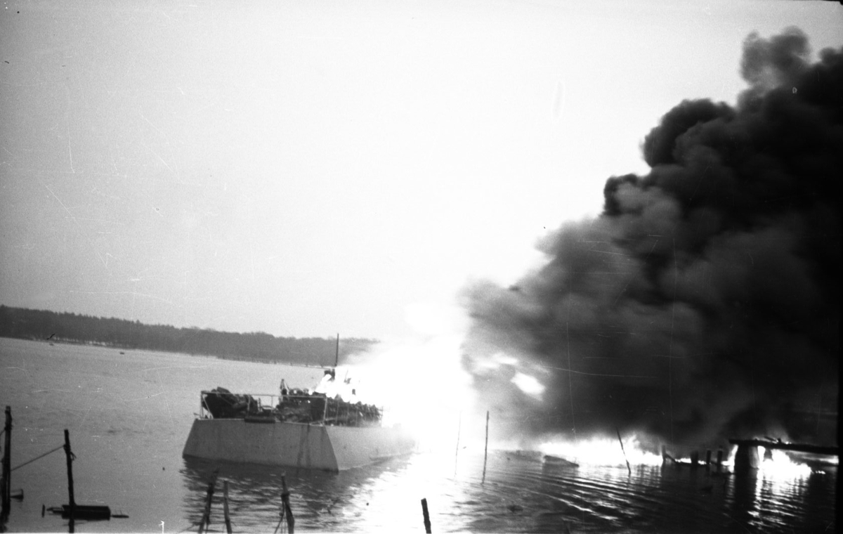 Motiv: Raumboot "R 17" brender etter kampene med mine-leggeren "Olav Tryggvason" 9 april 1940 - Stb. Låring