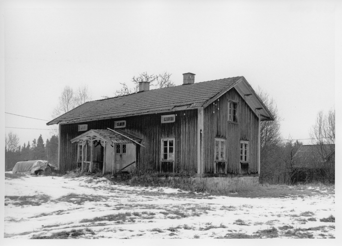 Sliten träbyggnad. Ljungsarp