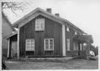 Träbyggnad med veranda.  Björstorp  Ljungsarp