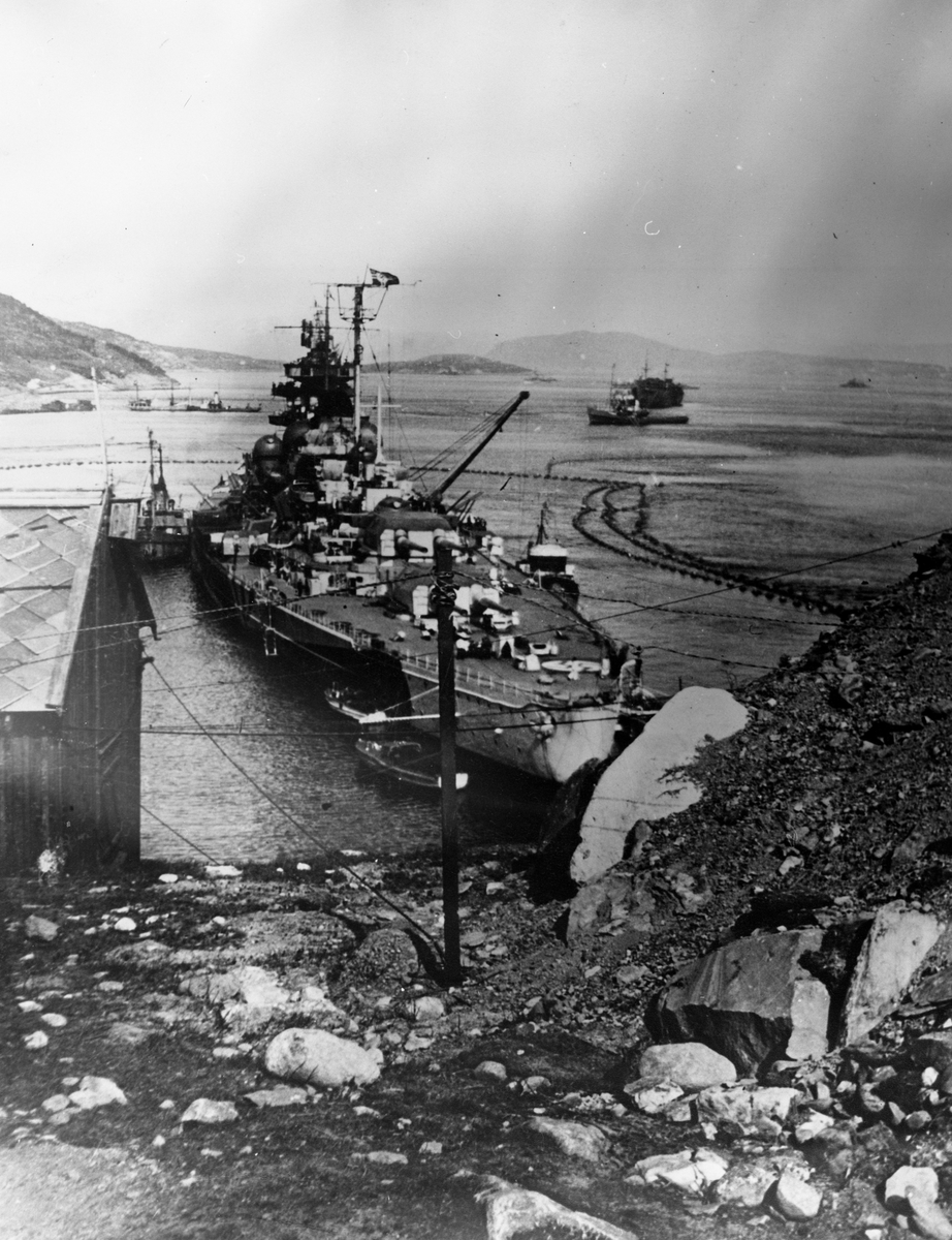 Motiv: Schlachschiff TIRPITZ akterfortøyet i Kåfjord før 22 sep 1943 = Babord låring