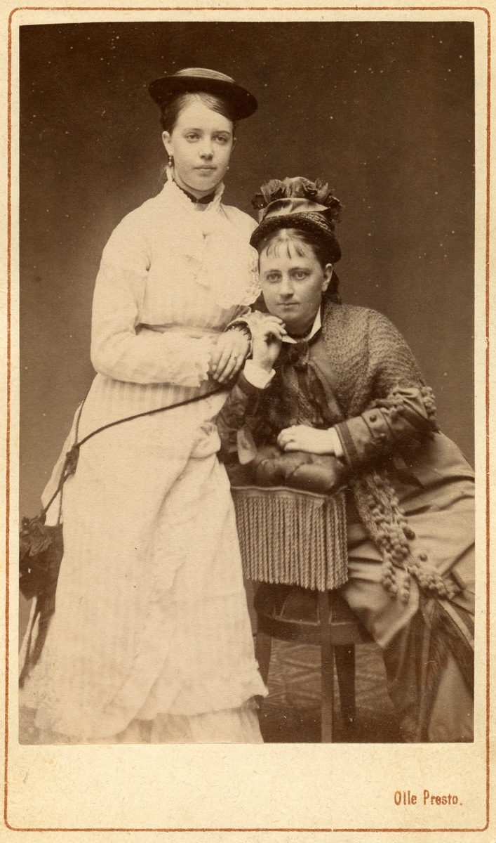 Rosa Petersson och Josephine Berggren (sittande).